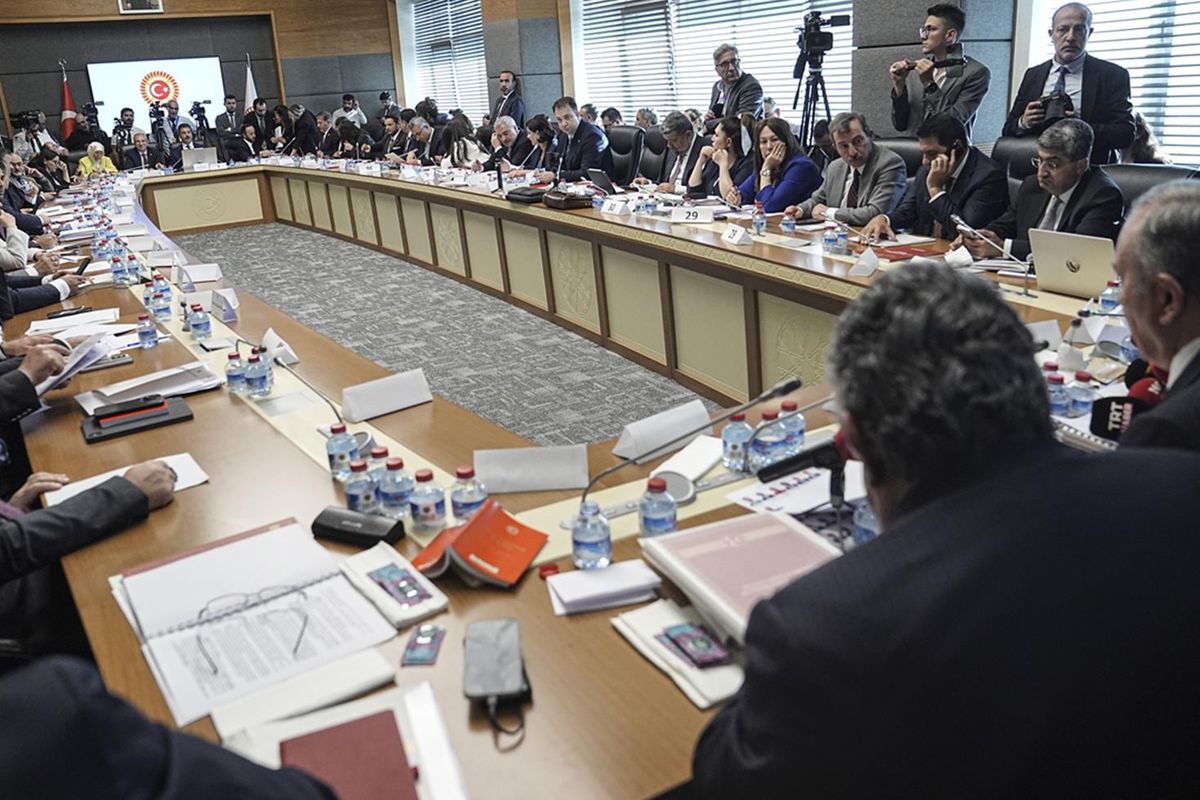 Çerçeve yasa çatlağı! 3 milletvekili “hayır” diyeceğini açıkladı, Özel acil toplantı çağrısı yaptı